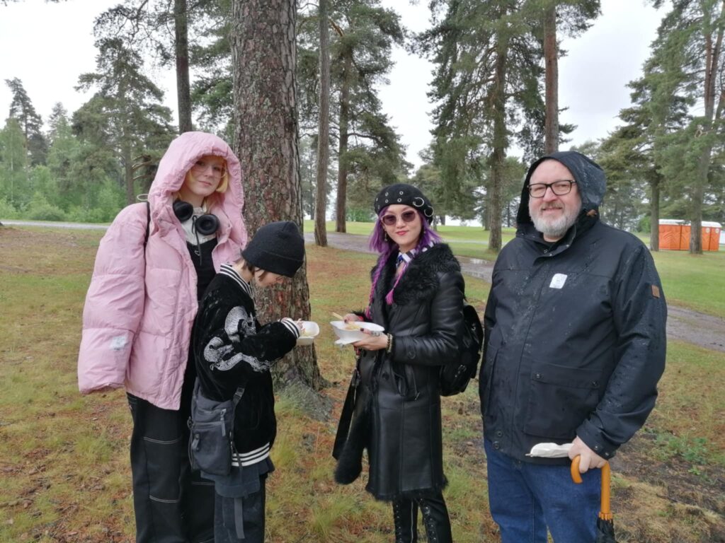 Amanda, MiM De ViL and author enjoying the food and the rain