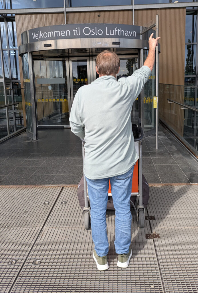 Kai Olav doing the legendary Himari travel pose